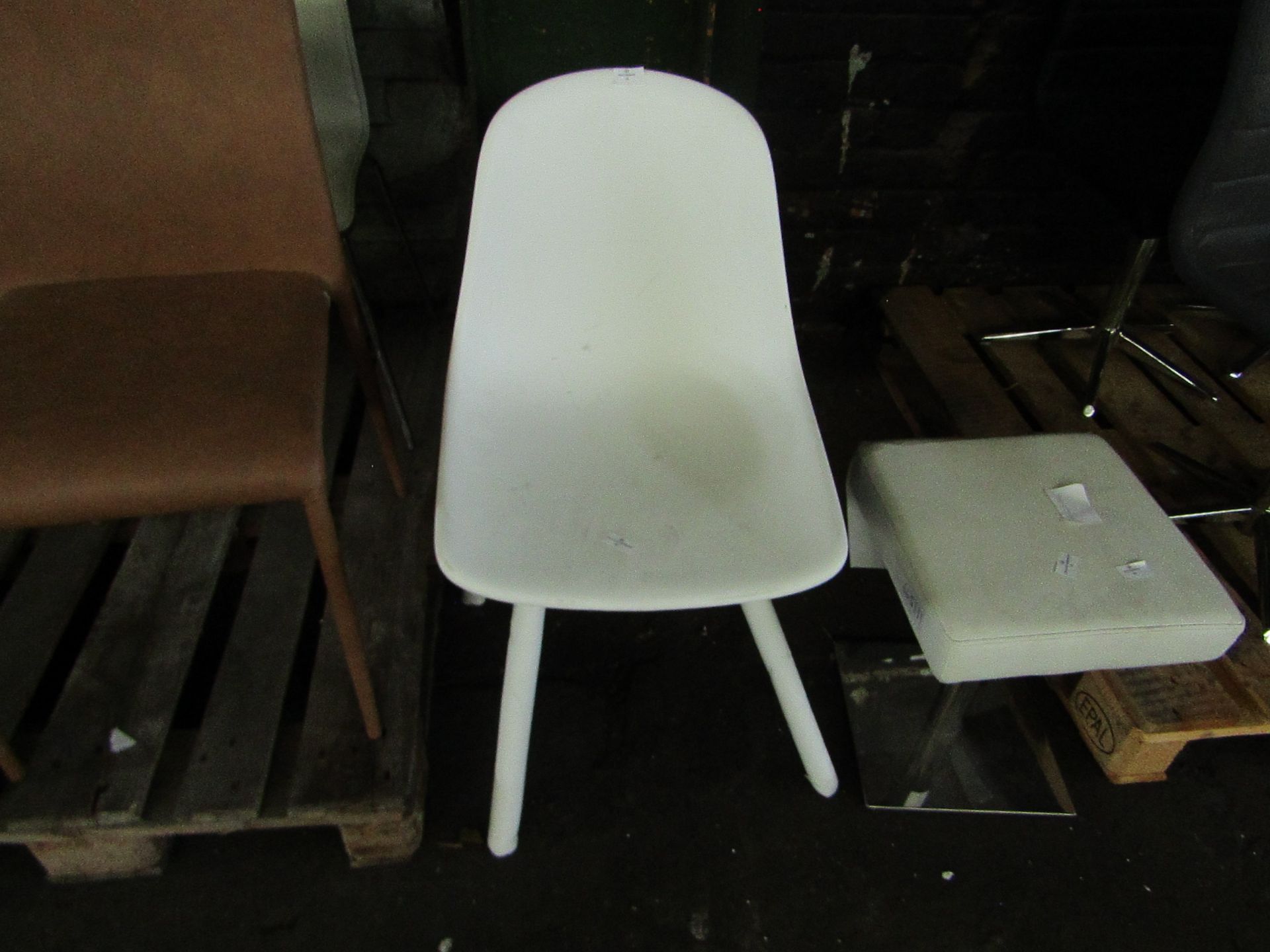 1 x Dwell Plex dining chair white with white legs RRP £45.00 SKU DWE-APM-147054 TOTAL RRP £45 This