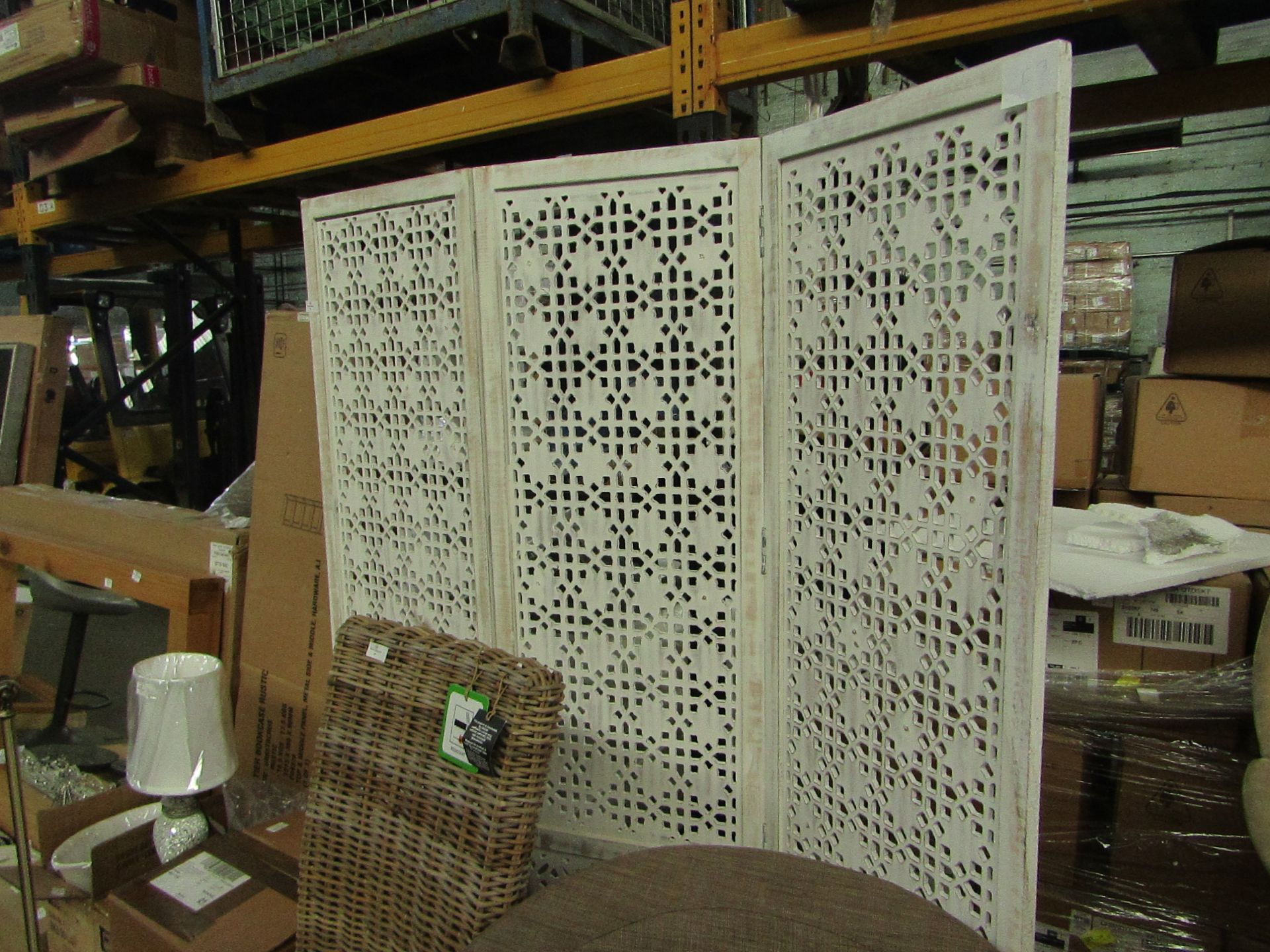 1X 3 PANEL DECORATIVE ROOM DIVIDER. LOOKS IN GOOD CONDITION ALTHOUGH MAY HAVE MINOR SCUFF MARKS. RRP