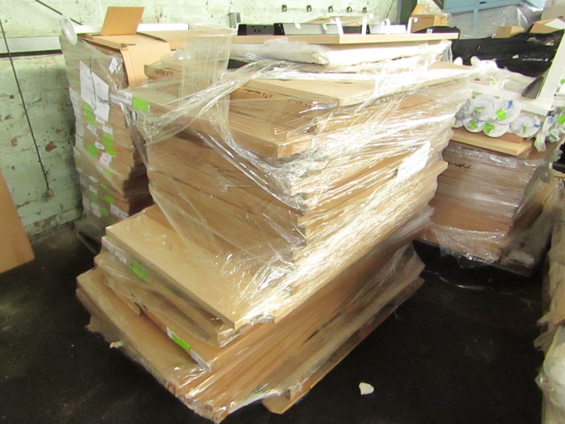 PALLET OF HOFY DESK TOPS. UNCHECKED BUT LOOK UNUSED