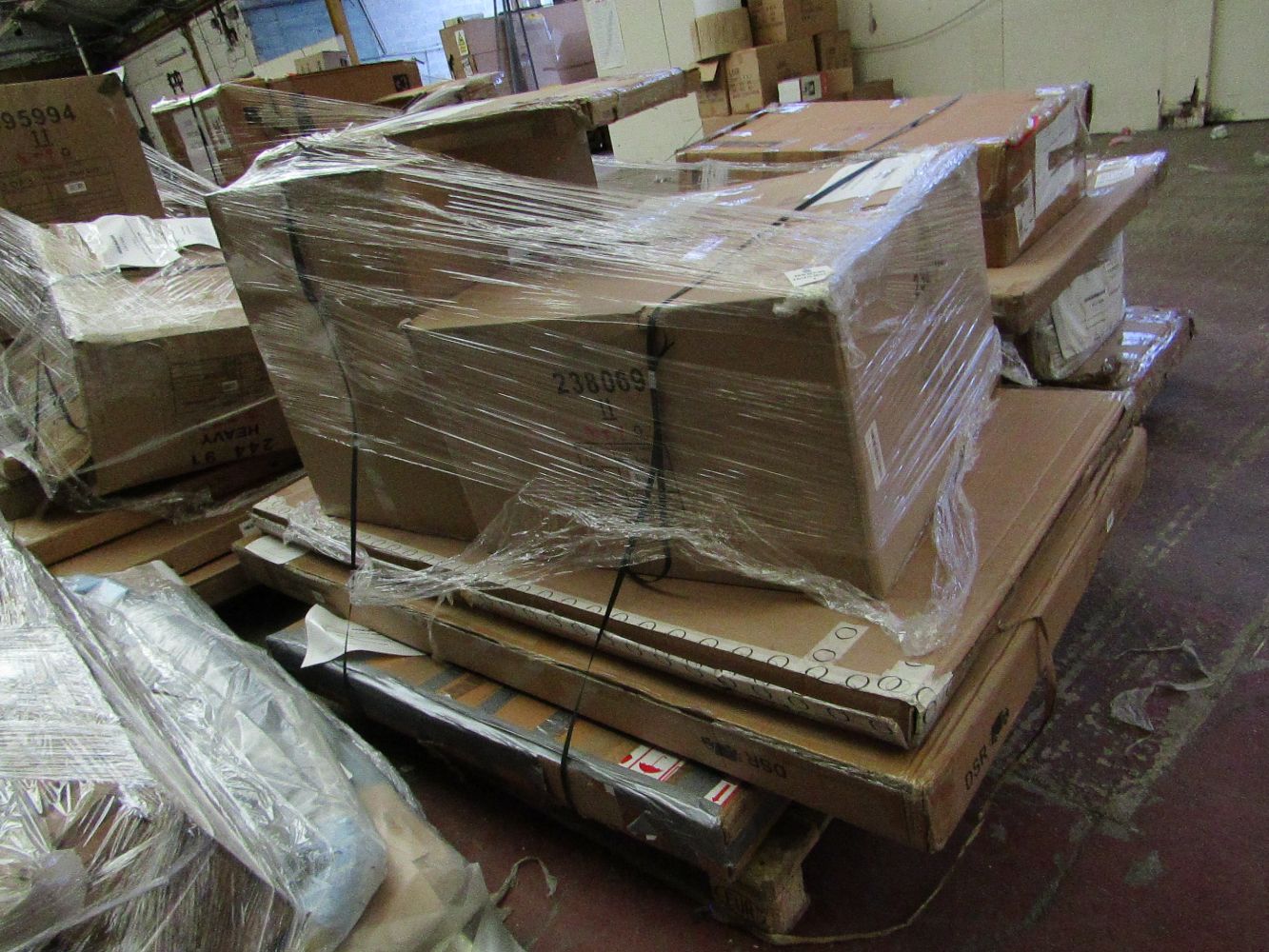 PALLETS OF UNWORKED RAW CUSTOMER RETURNS FROM MOOT, SWOON AND MUCH MORE...