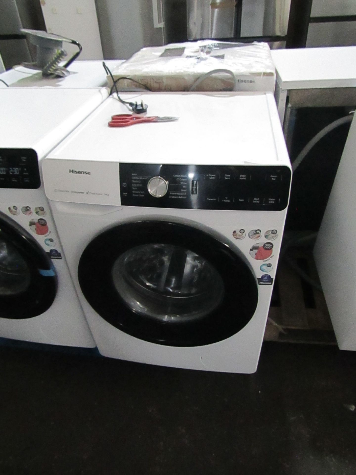 Hisense, Dose Assist washing machine, powers on and spins.