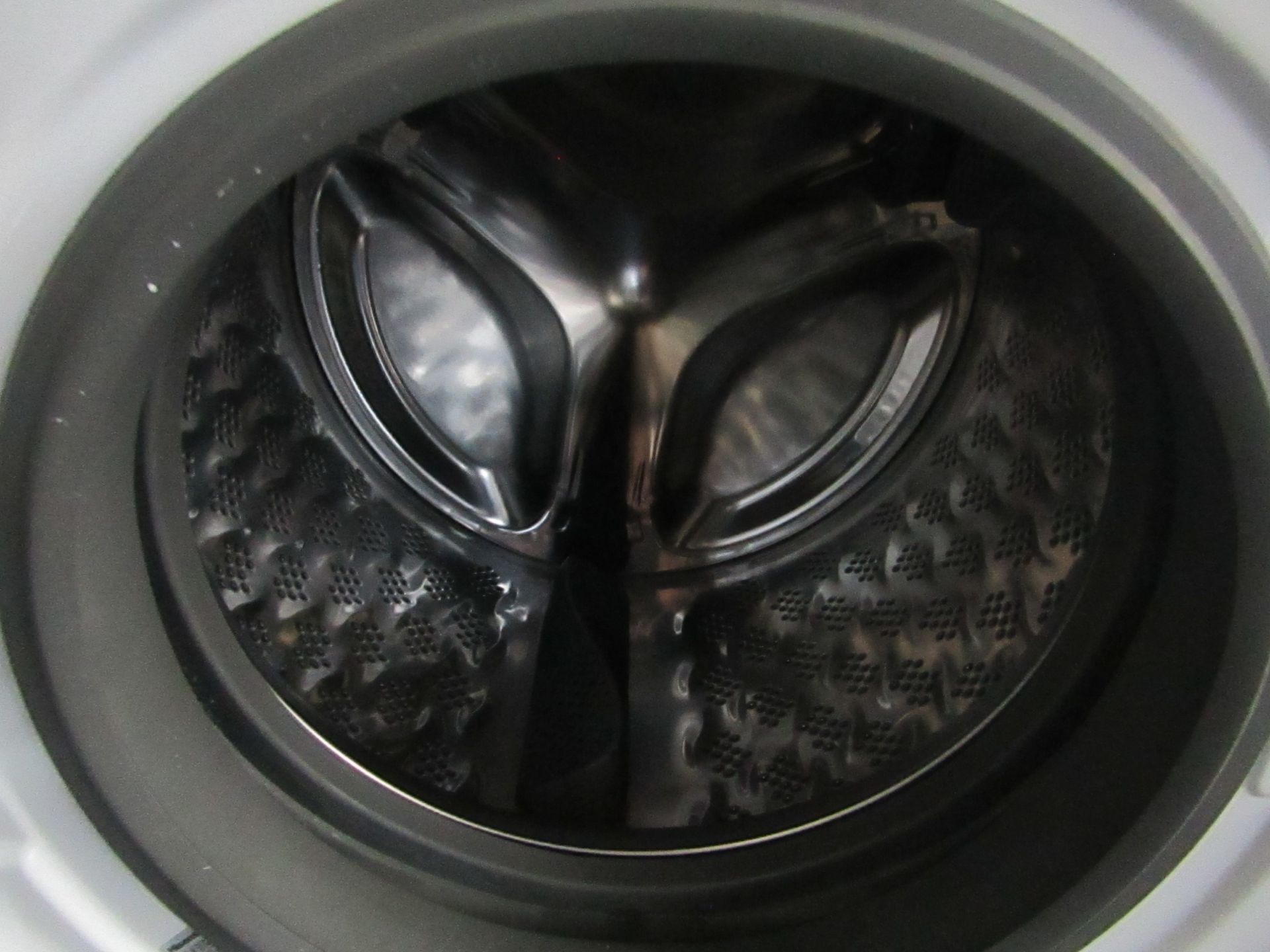 Hisense, Dose Assist washing machine, powers on and spins. - Image 2 of 2