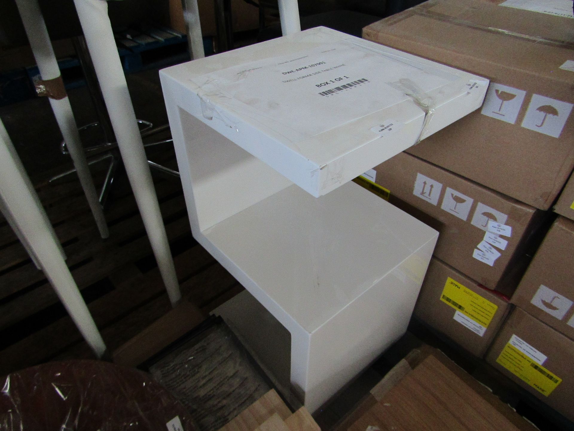 1 x Dwell Forma side table white RRP £142.00 SKU DWE-APM-107091 TOTAL RRP £142 This lot is a