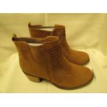 1 X Pair of John Baner Tan Coloured Suede Boots Size 40 New No Box