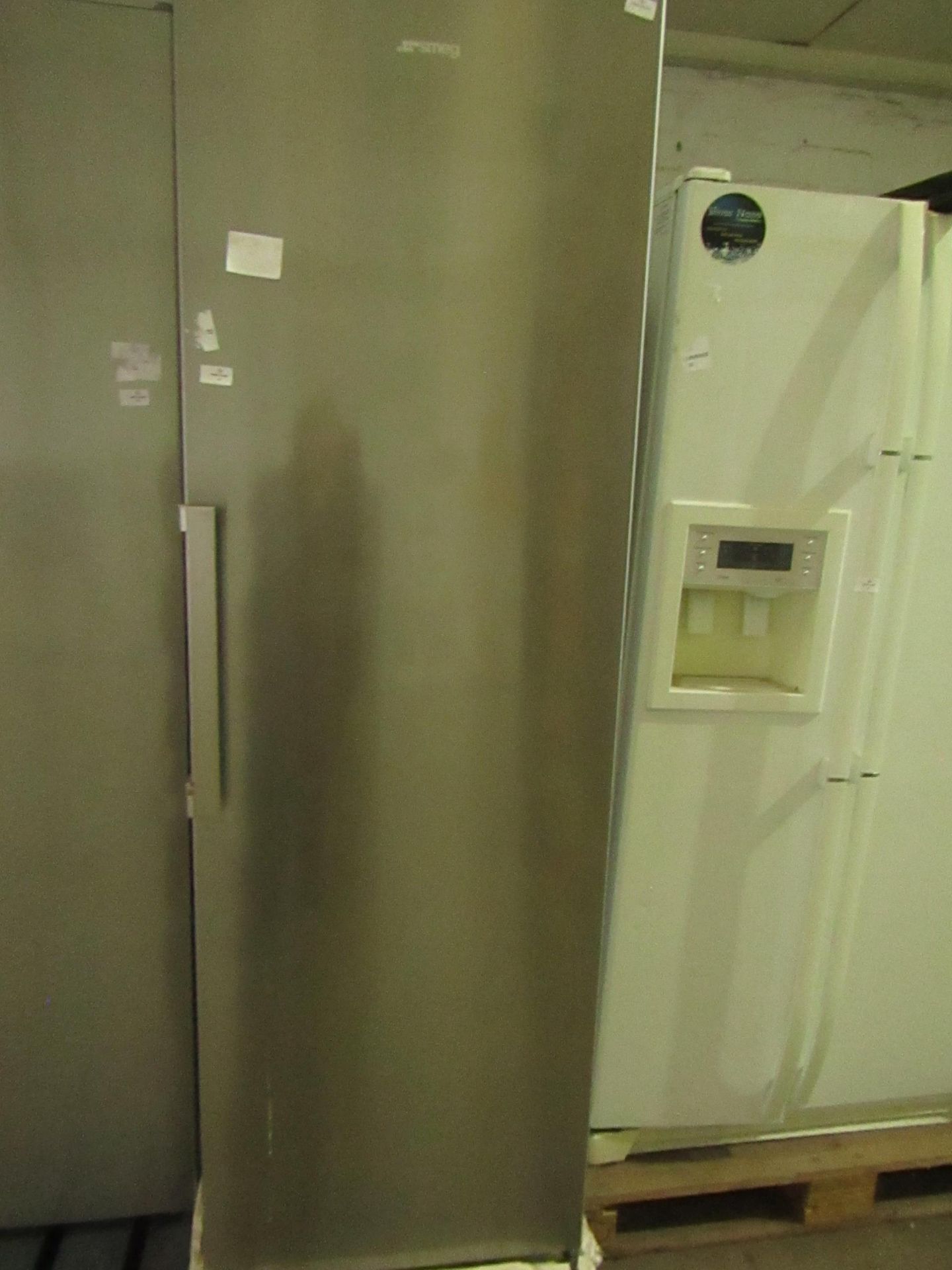 Smeg Tall fridge powers on and gets cold looks in good condition