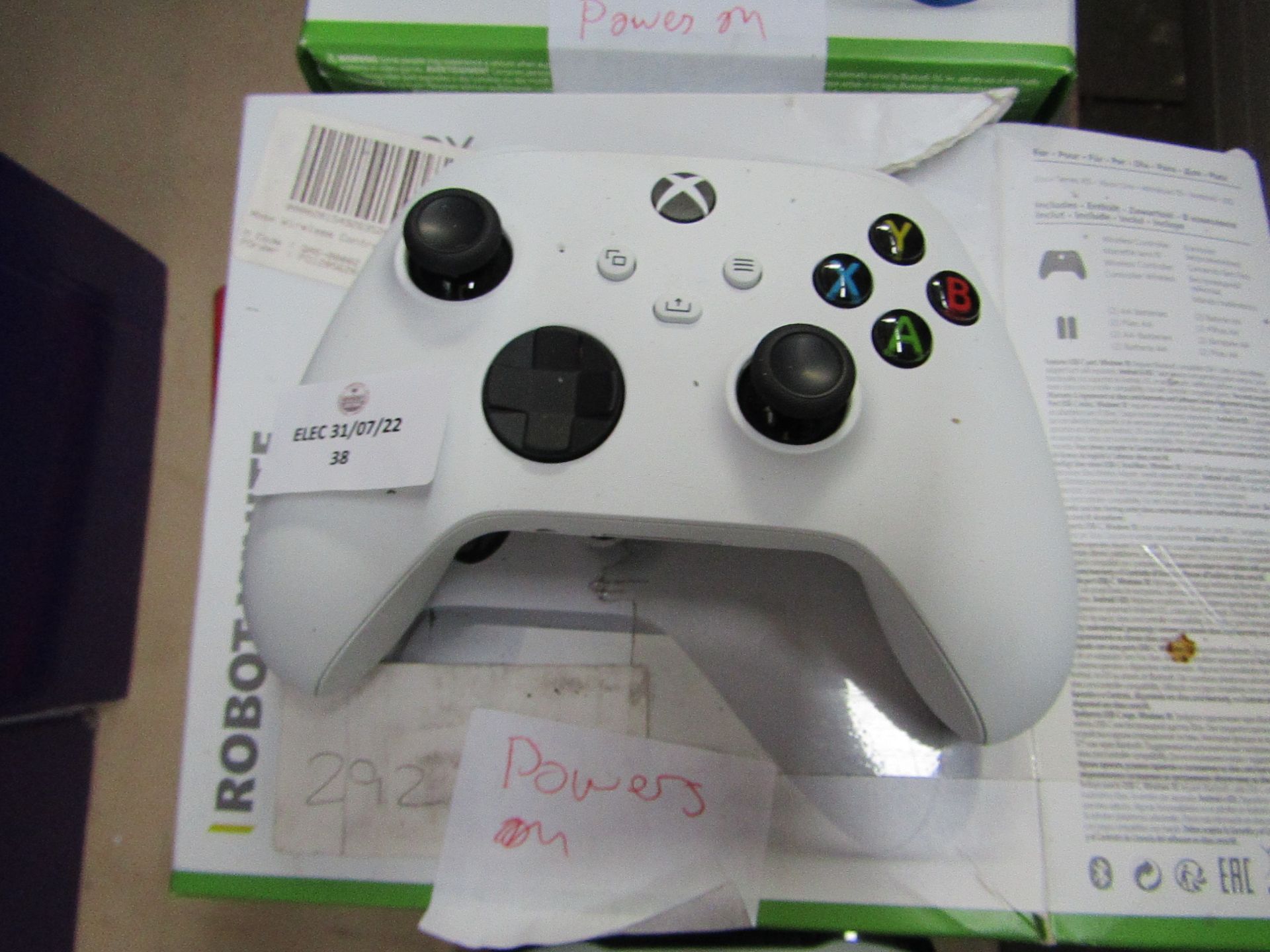 1x Xbox Series X/S Controller - Robot White - Powers on but we haven't checked it any further