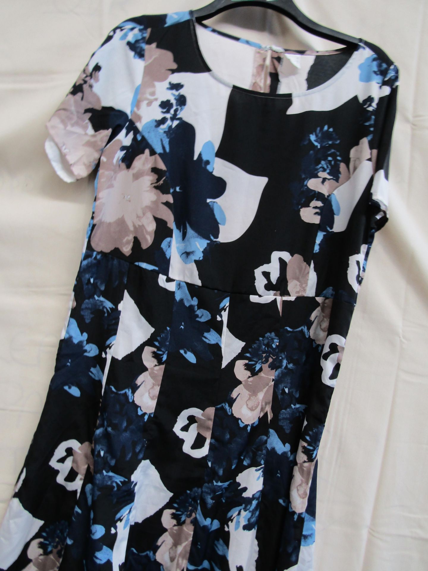 Unbranded Summer Dress Size 18 May Have Been Worn Looks In Fair Condition