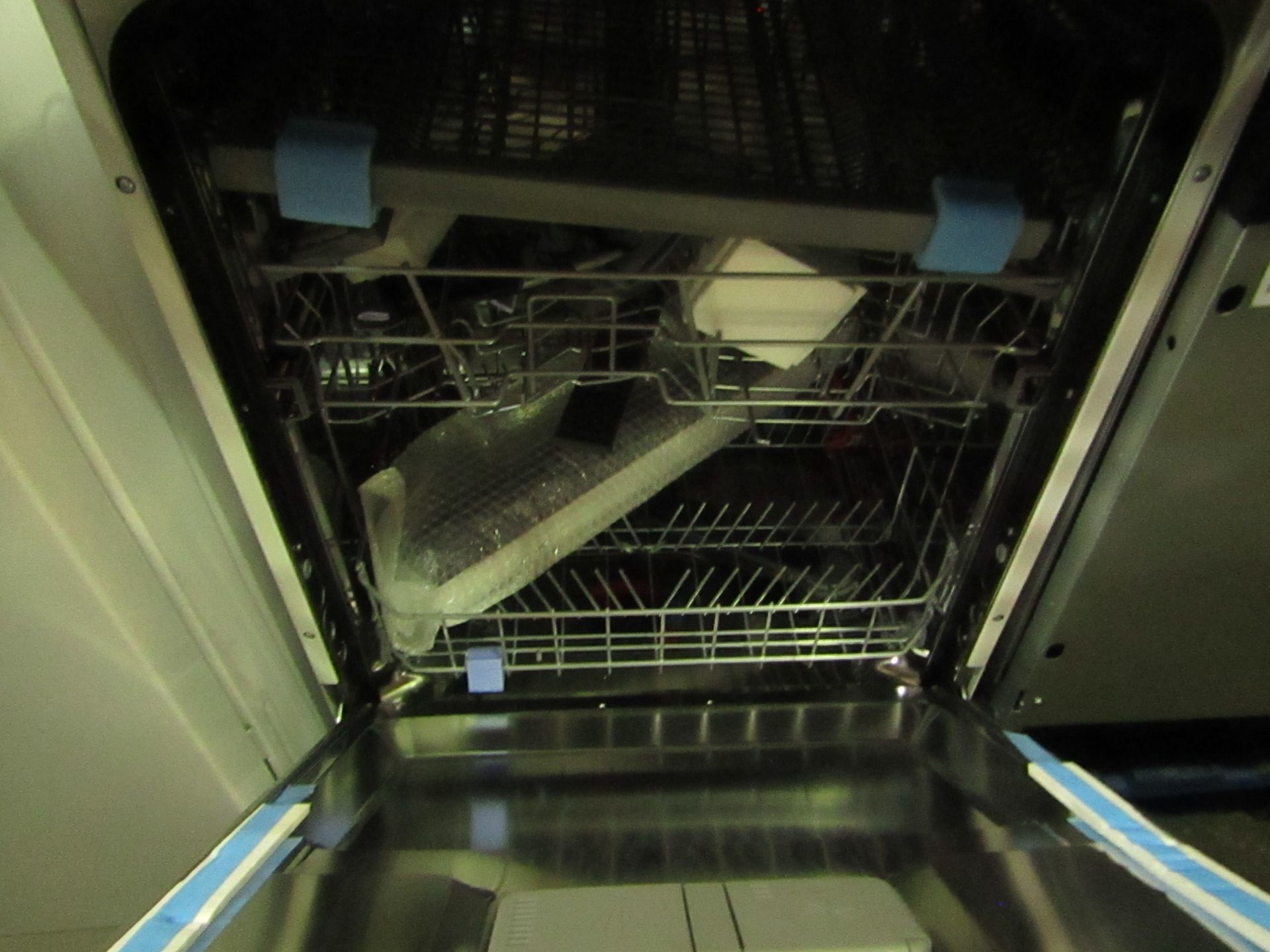 Hisense Freestranding dishwasher, powers on but we havent checked it any further - Image 2 of 2