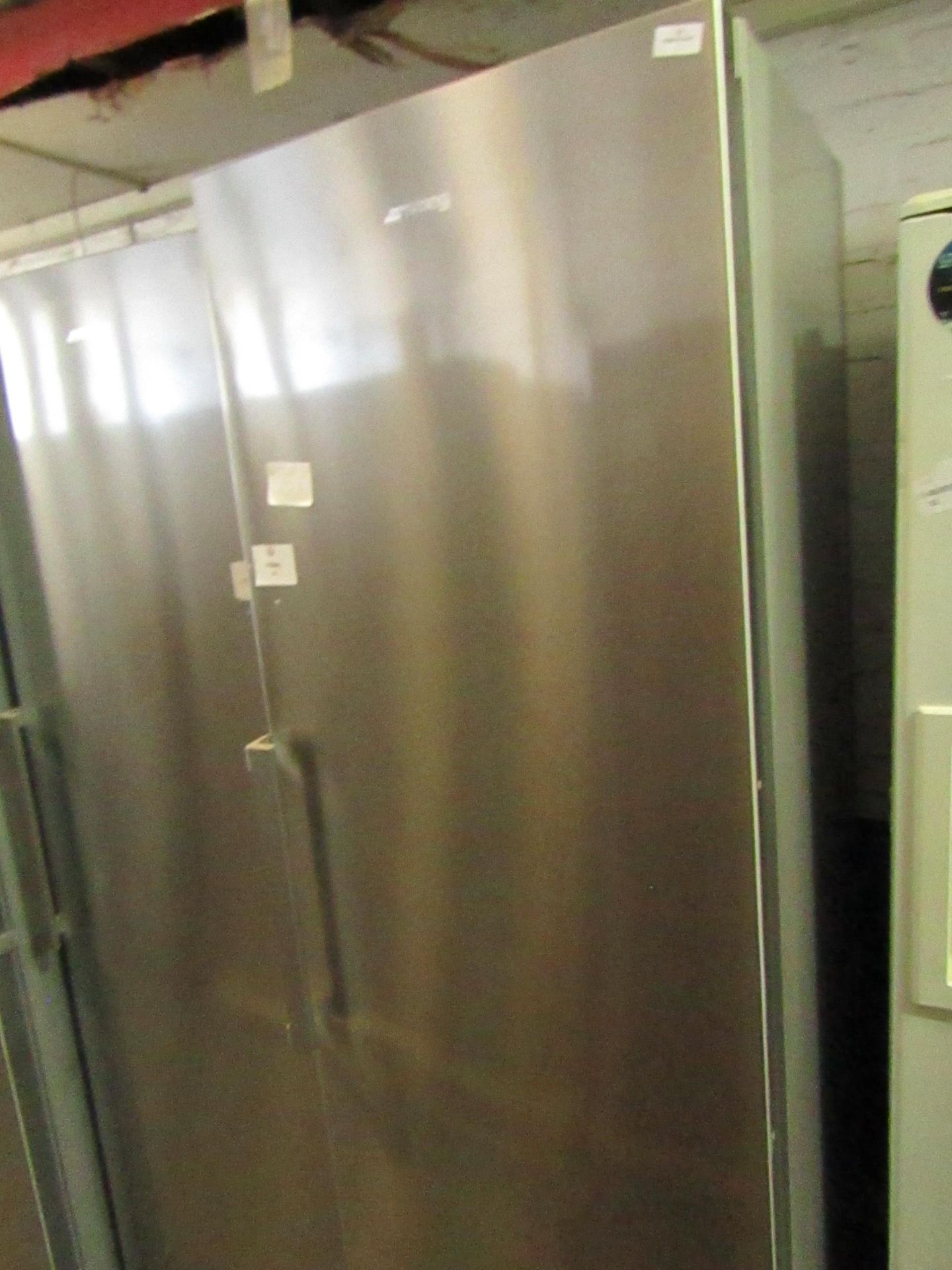 Smeg Tall fridge powers on and gets cold looks in good condition