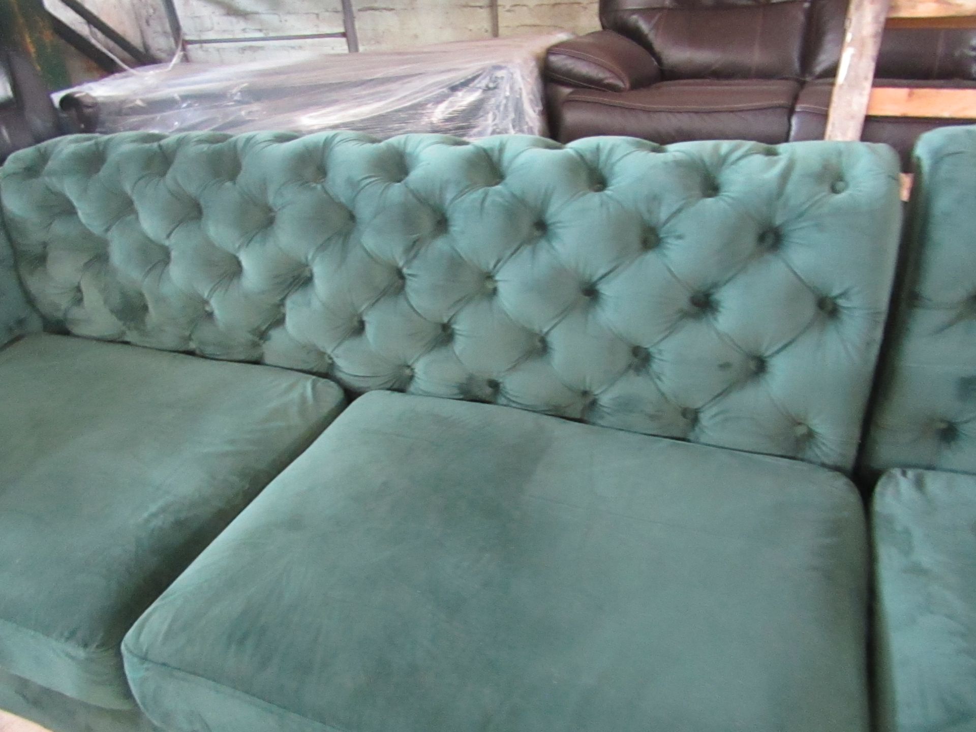 Mark Harris Furniture Maxim Right Facing Green Velvet Chaise Sofa RRP œ3199.00 - The items in this - Image 4 of 4