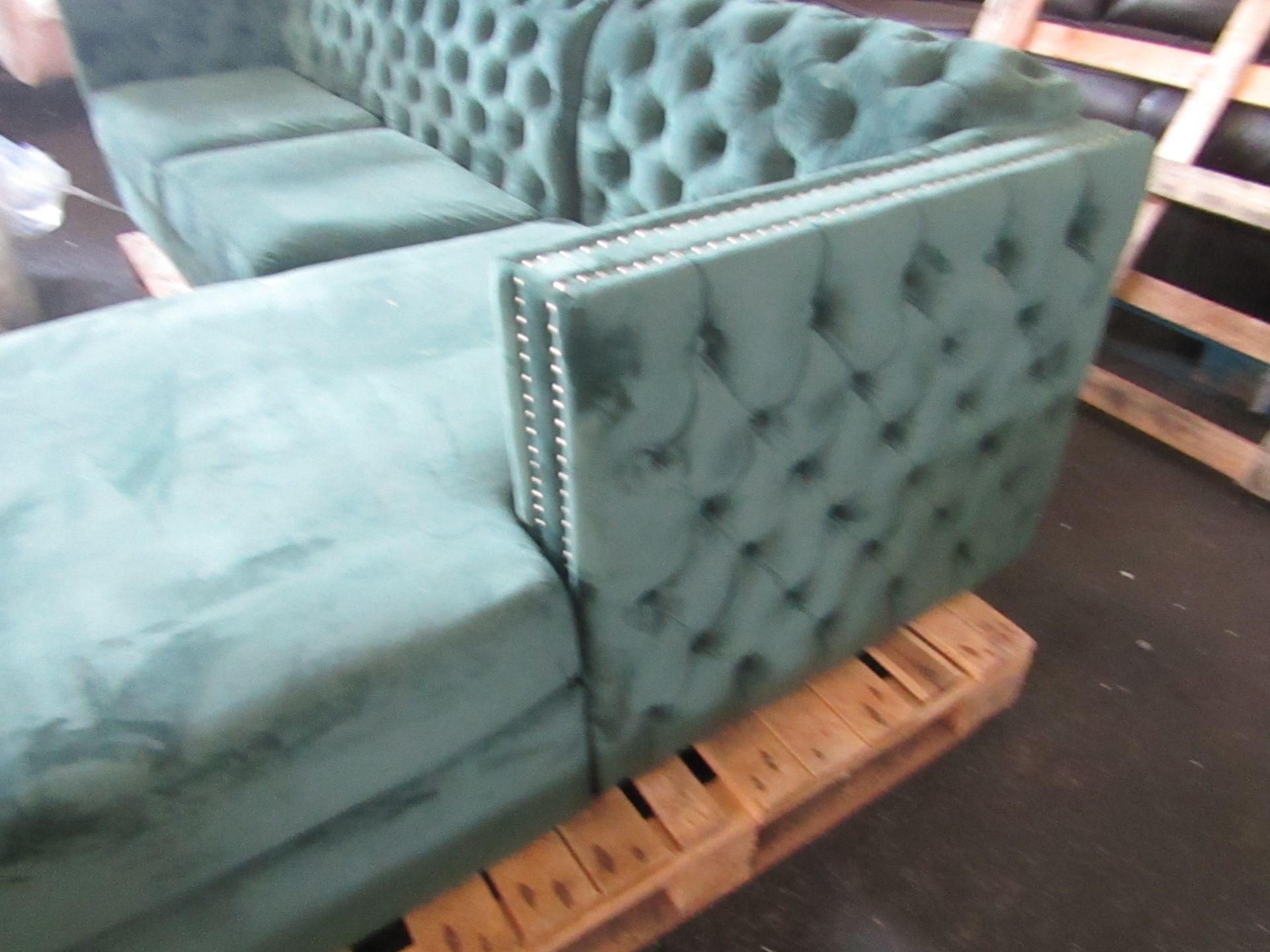 Mark Harris Furniture Maxim Right Facing Green Velvet Chaise Sofa RRP œ3199.00 - The items in this - Image 2 of 4