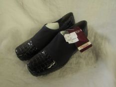 Heavenly Feet - Stretch Anti-Fatique Navy Crocodile Skin Design Heeled Shoes - Size 39 - No