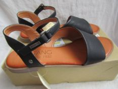 Mustang Sandal Size 39 New & Boxed