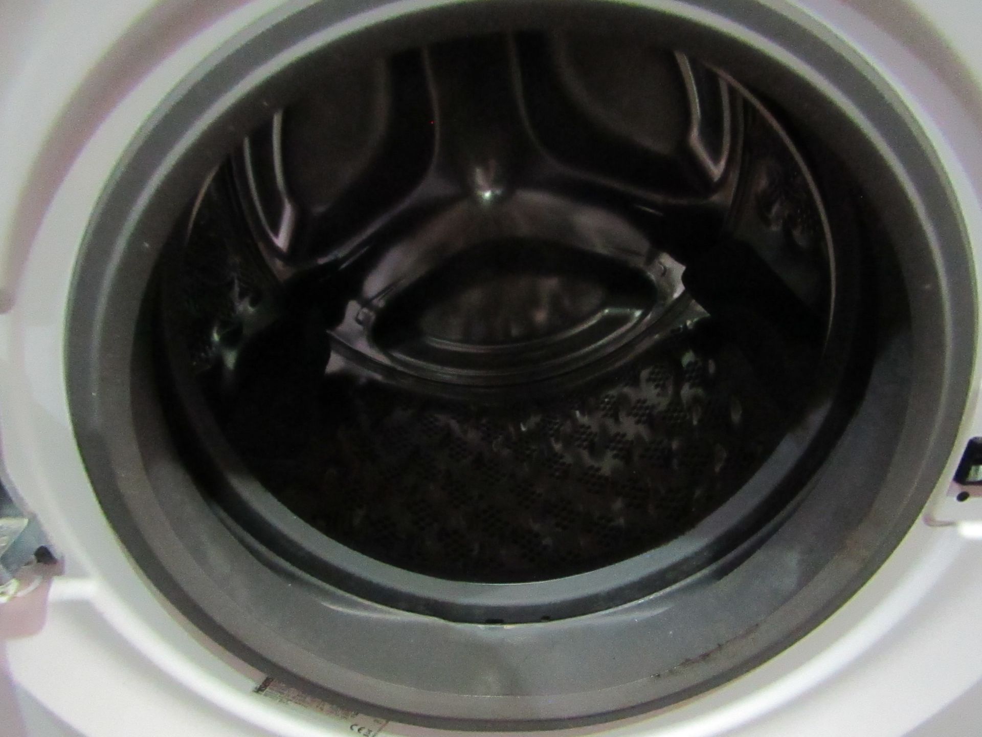 hisense 9kg washing machine, powers ona dn spins but we havent connected it to water to check any - Image 2 of 3