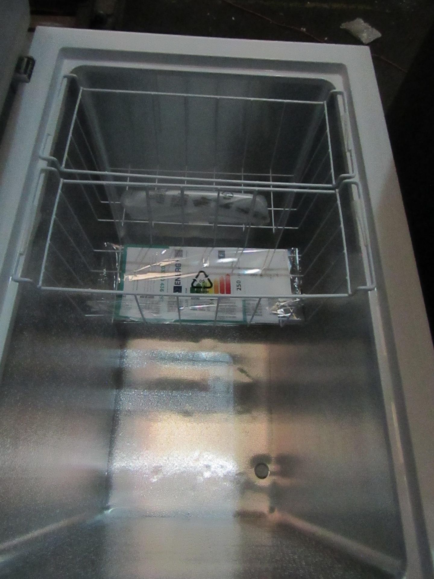 Hisense chest freezer, unable to test as the plug is damaged comes with handle - Image 2 of 2