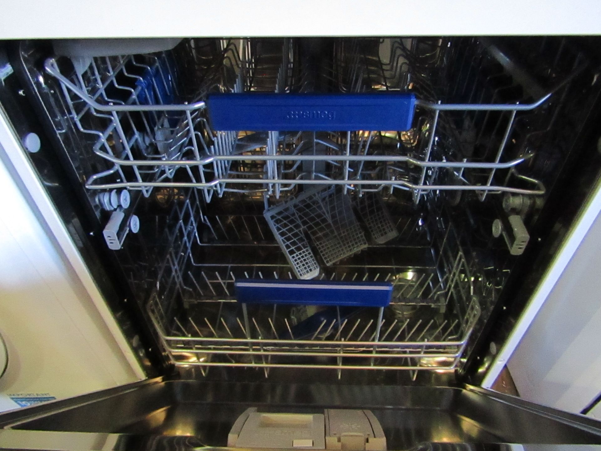 Smeg freestanding dishwasher, powers on, the vendor has suggested it is working but we have not - Image 2 of 2