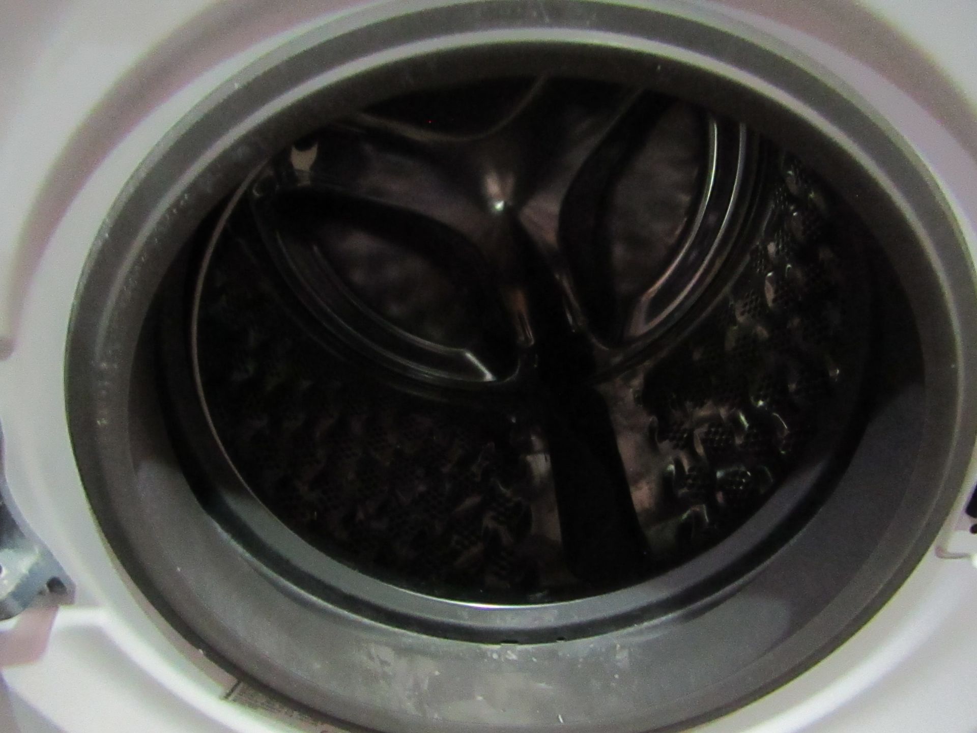 hisense 9kg washing machine, powers ona dn spins but we havent connected it to water to check any - Image 3 of 4