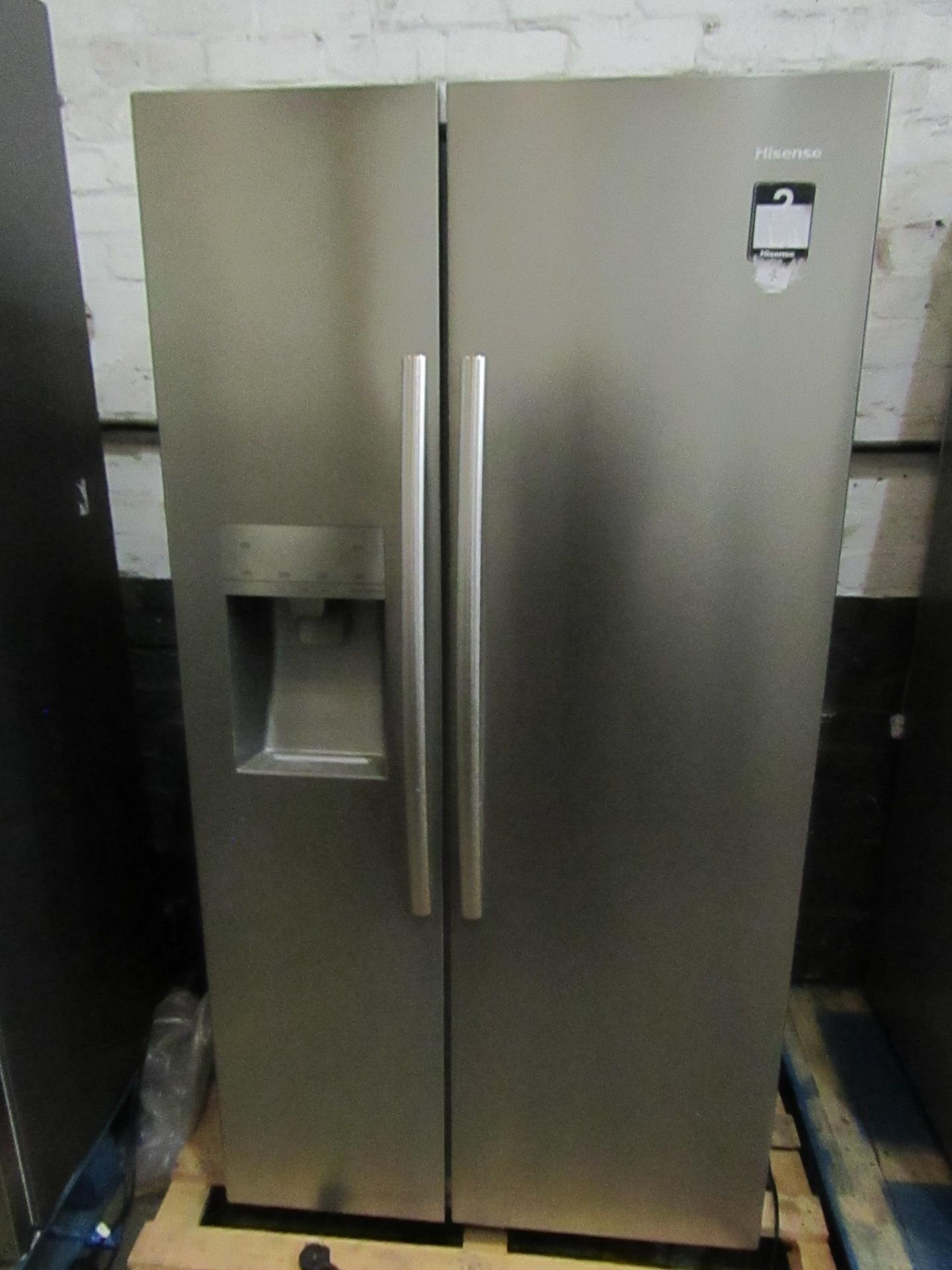 Hisense American fridge freezer with water and ice dispenser, tested working for coldness, the