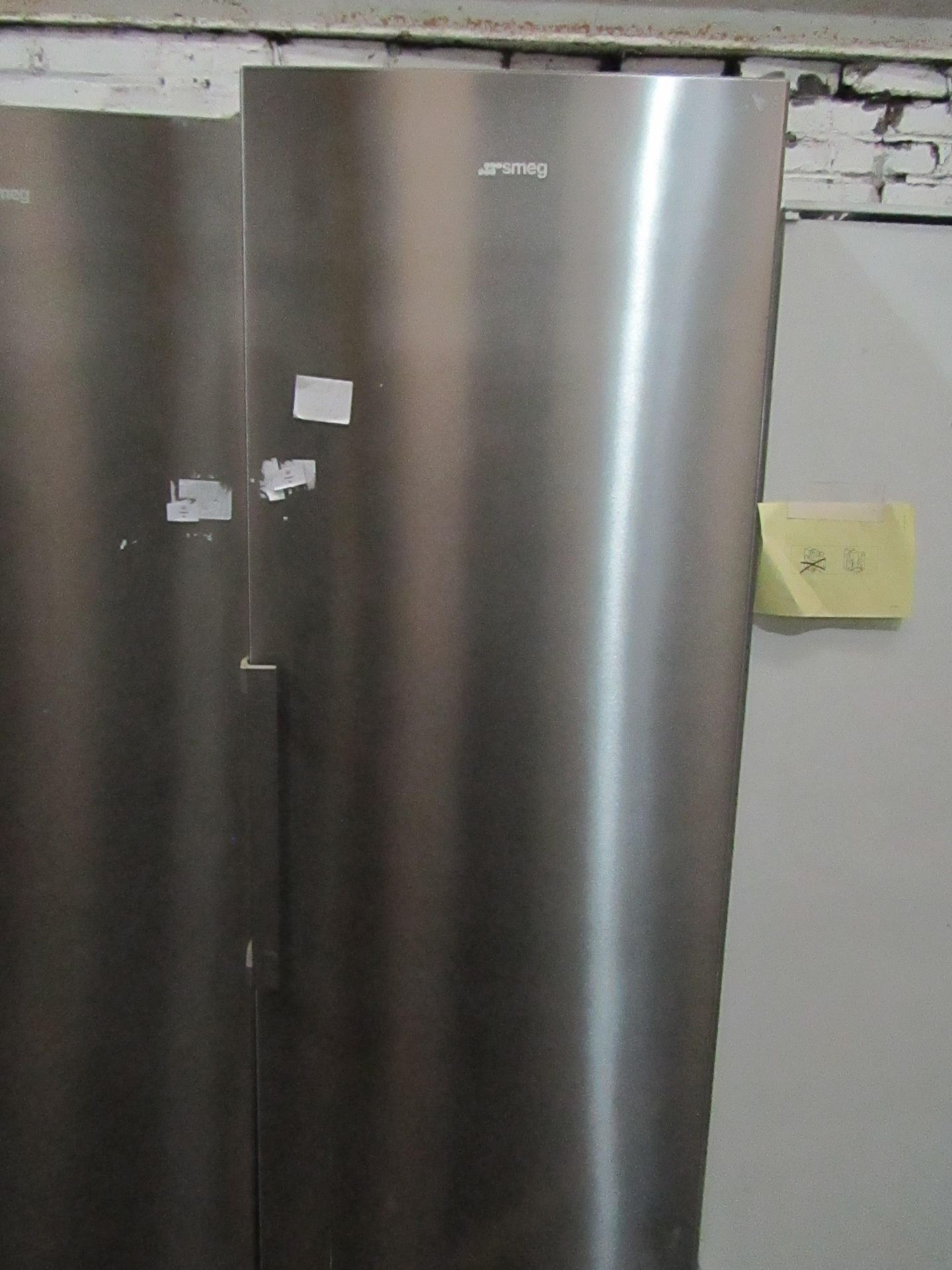 Smeg Tall fridge powers on and gets cold looks in good condition - Image 3 of 3