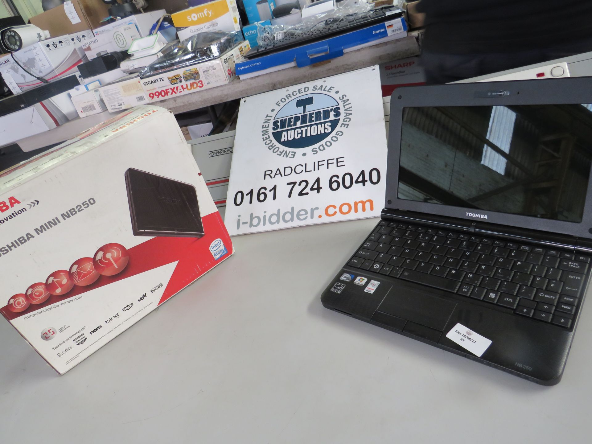 Toshiba Mini NB250 laptop, no charger and currently has no power so unable to test. Boxed.