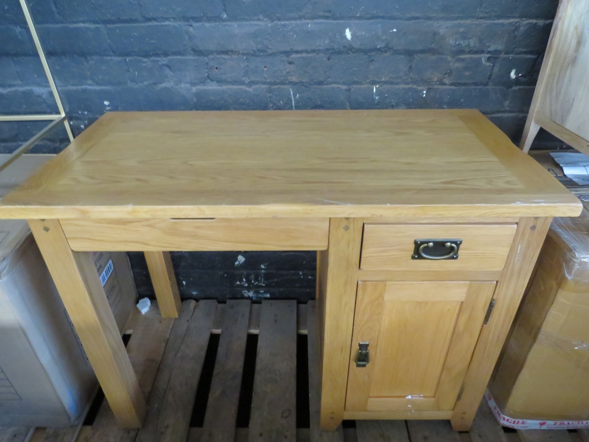 Cotswold Company Oakland Rustic Oak Single Pedestal Desk RRP Â£349.00 - The items in this lot are