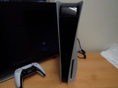 Playstation 5 825GB games console, turns on and straight back off again, comes with controller