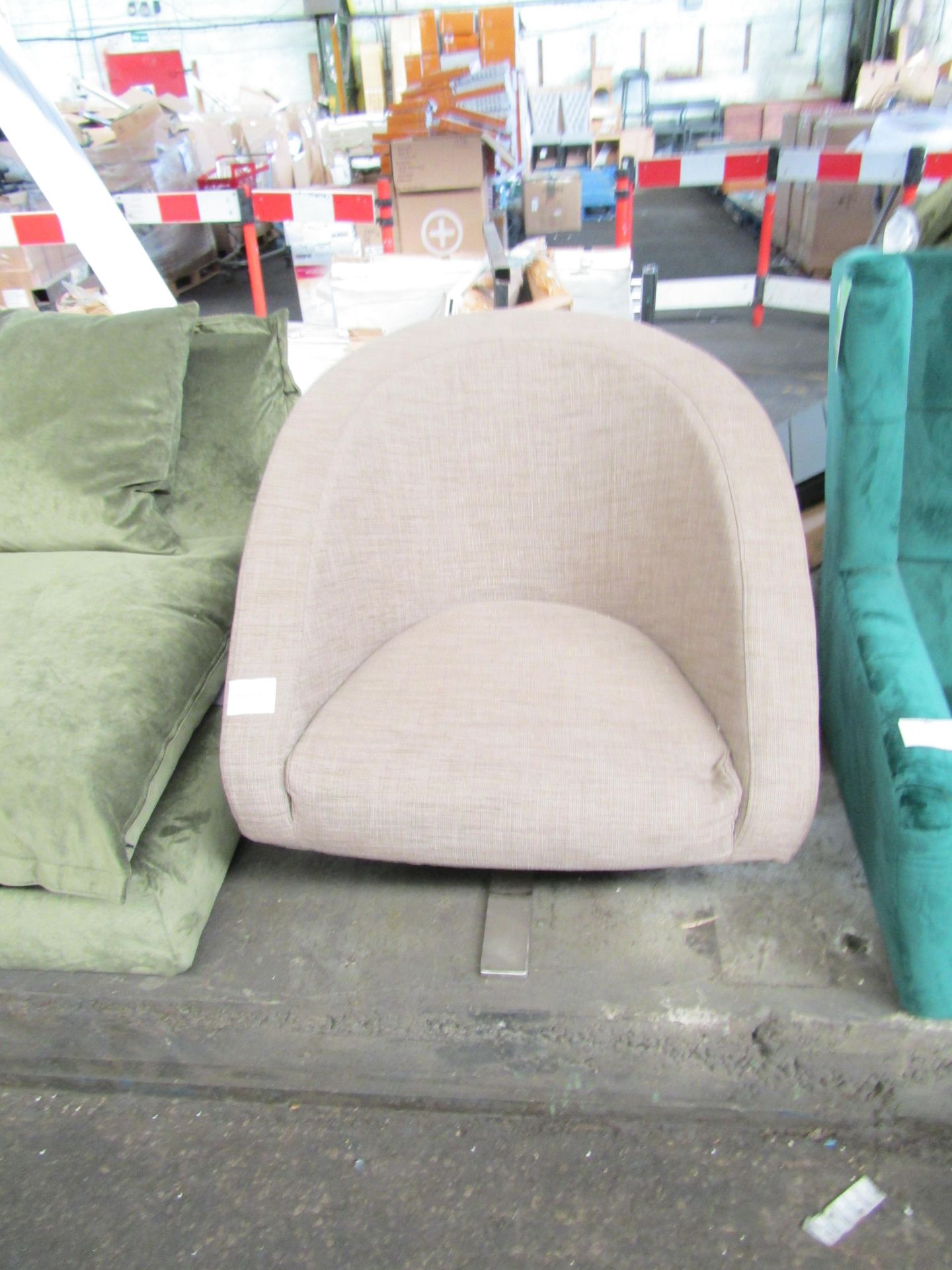 1 x Dwell Cross base swivelling armchair RRP ?197.00 SKU DWE-APM-104199 TOTAL RRP ?197 This lot is a