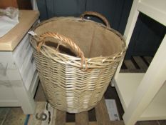 Cotswold Company Extra Large Lined Wicker Basket RRP Â£45.00 (PLT COT-APM-A-3038) - The items in