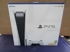 Playstation 5 825GB games console, turns on and straight back off again, comes with controller.