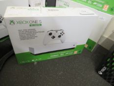 Xbox Series X 1TB games console in original box with controller, it powers on and everything appears