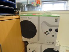 Xbox series S 512GB games console, comes with controller in original box, the unit powers on and