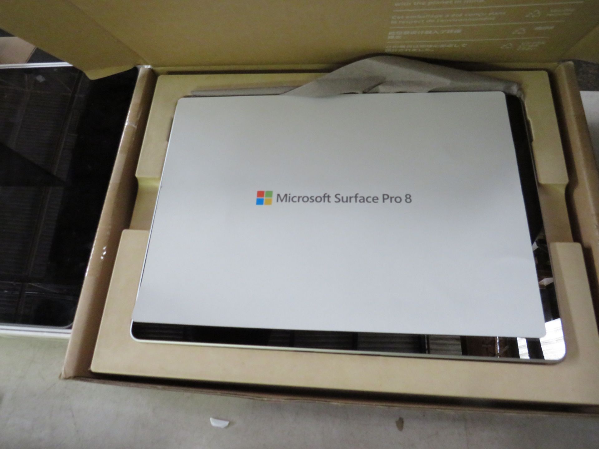 Microsoft Surface Pro 8, 16Gb go Ram, 512GB GO with 11th Gen intel core i7 processor, powers on - Image 2 of 2