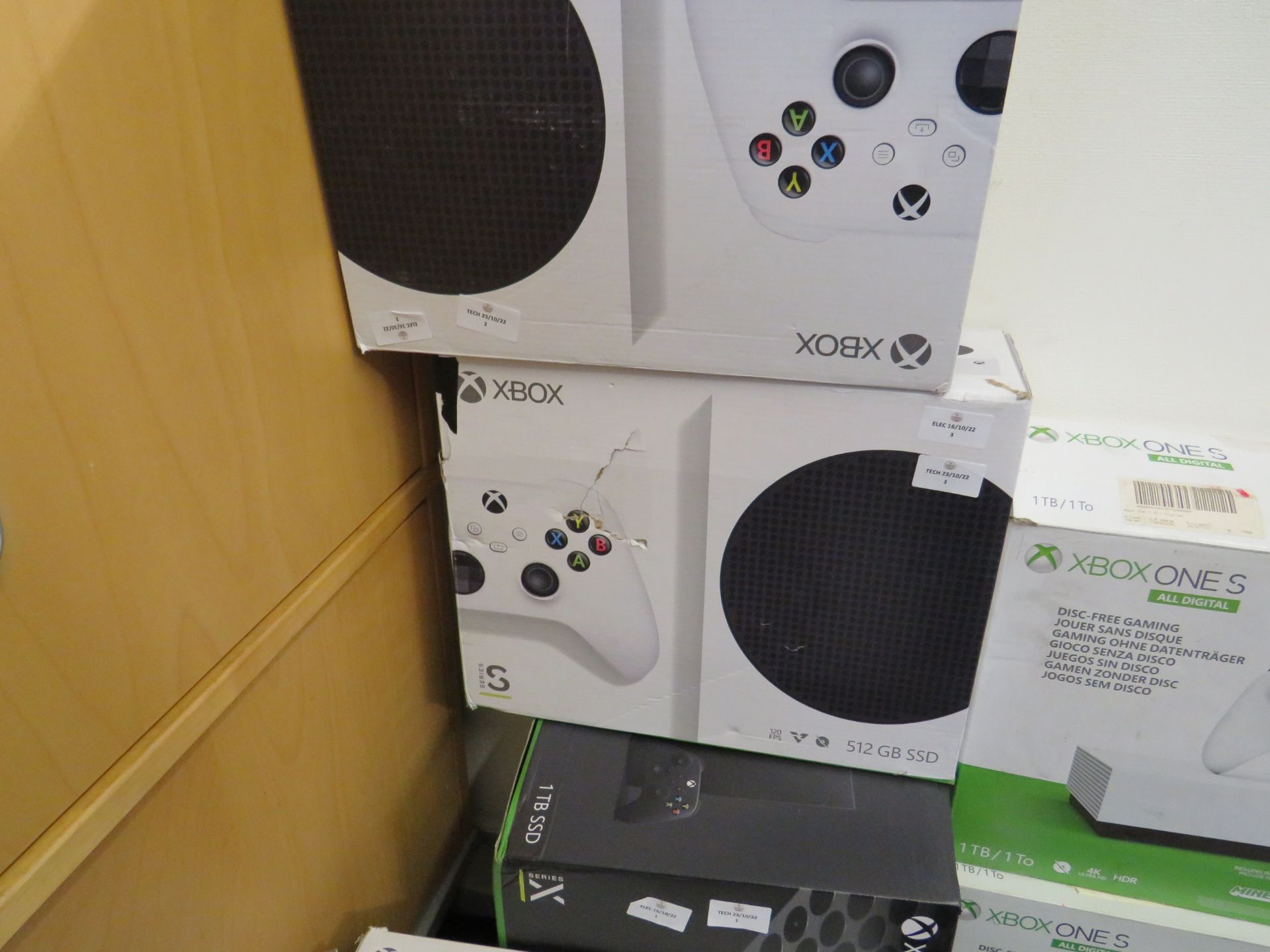 Xbox series S 512GB games console, comes with controller in original box, the unit powers on and