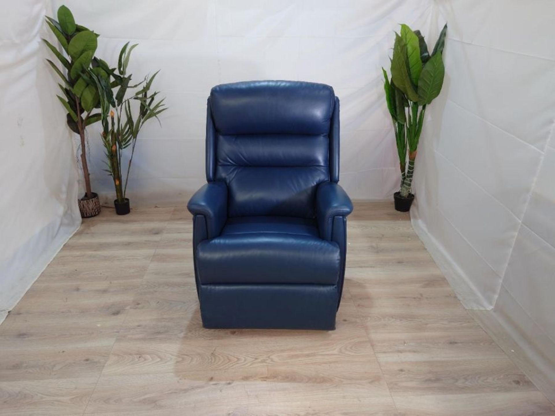 HSL Aysgarth Grande Dual Power Recliner Oriental Blue Leather RRP £2660.00 SKU HSL-AP- - Image 2 of 2