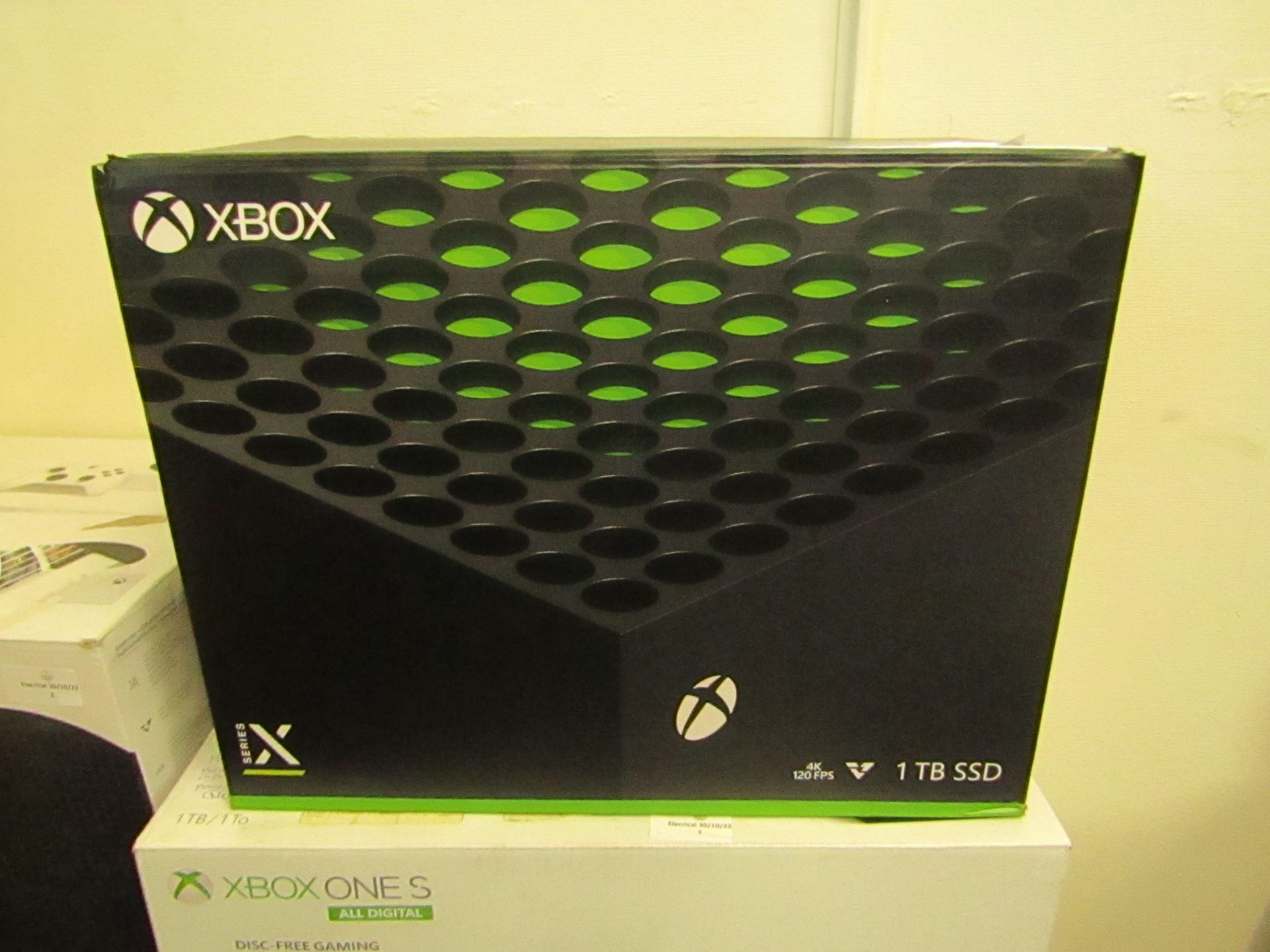 Xbox Series X 1TB games console in original box with controller, it powers on and goes to the