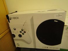 Xbox series S 512GB games console, comes with controller in original box, the unit powers on and