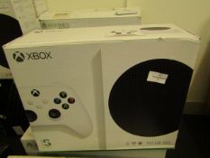 Xbox ONE S 1TB games console, unit only no controller comes in original box, the unit powers on