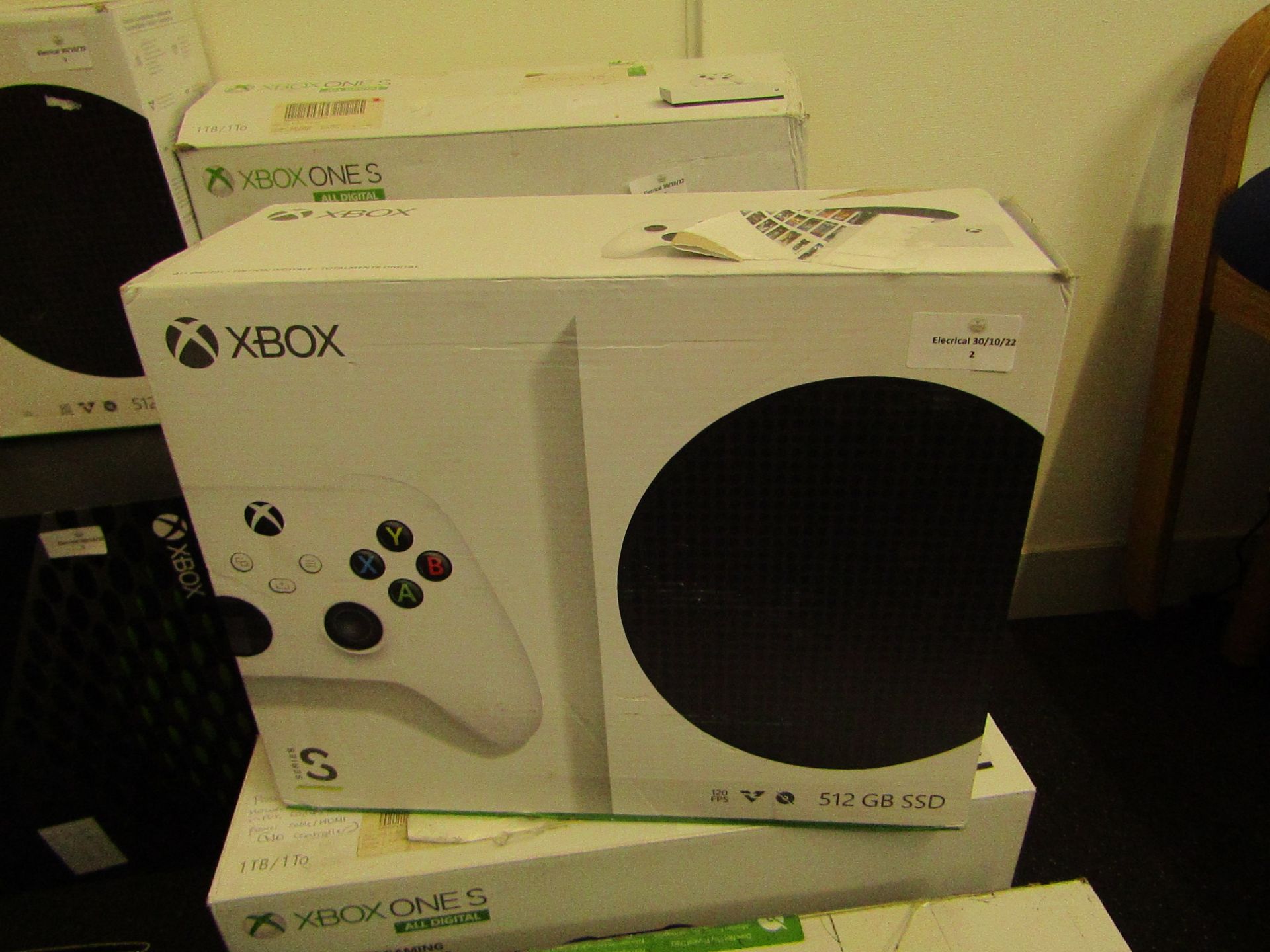 Xbox series S 512GB games console, comes with controller in original box, the unit powers on and