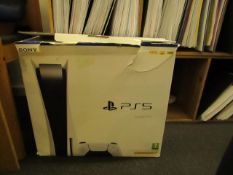 Playstation 5 825GB games console, turns on and straight back off again, comes with controller