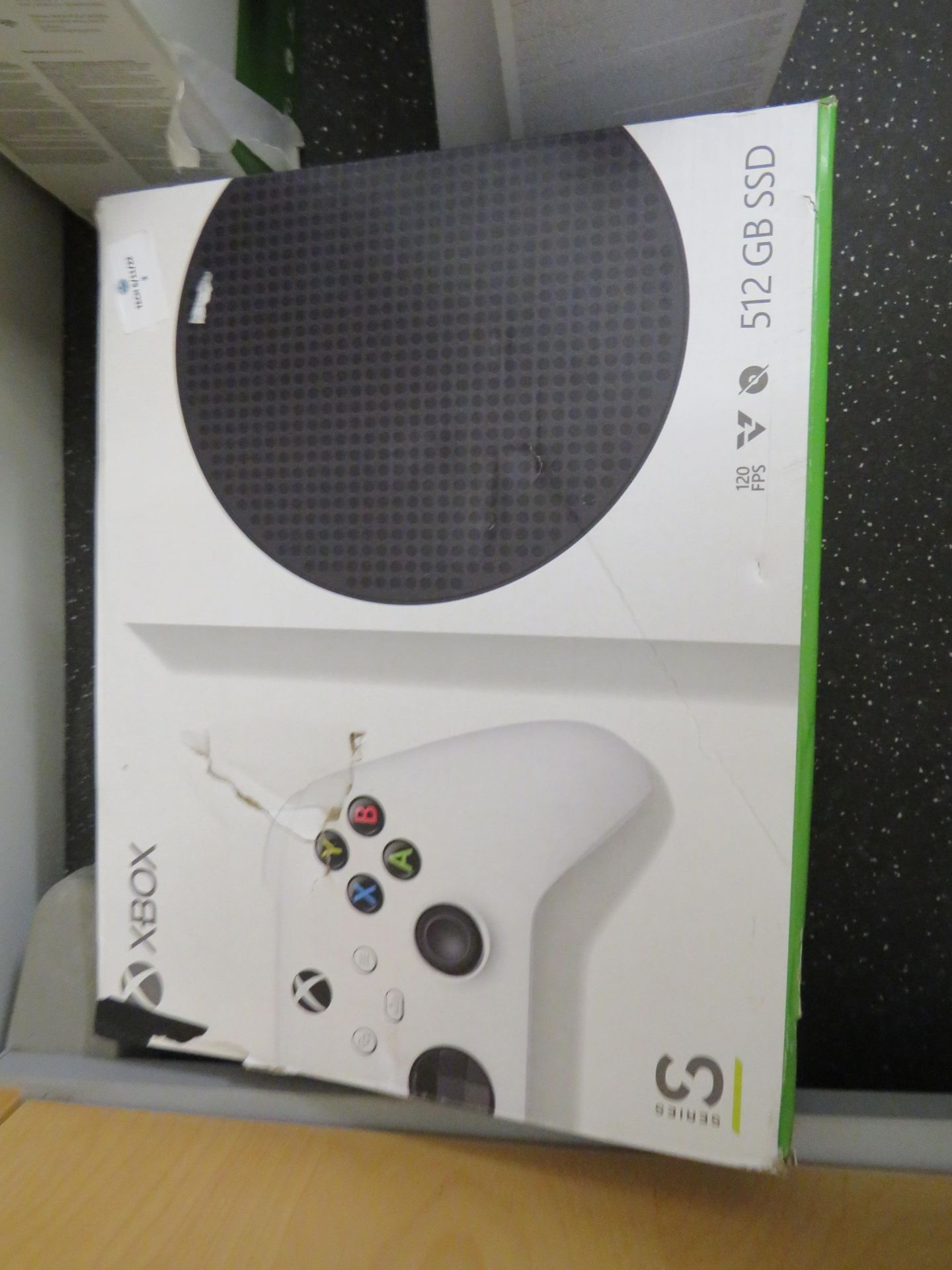 Xbox series S 512GB games console, comes with controller in original box, the unit powers on and