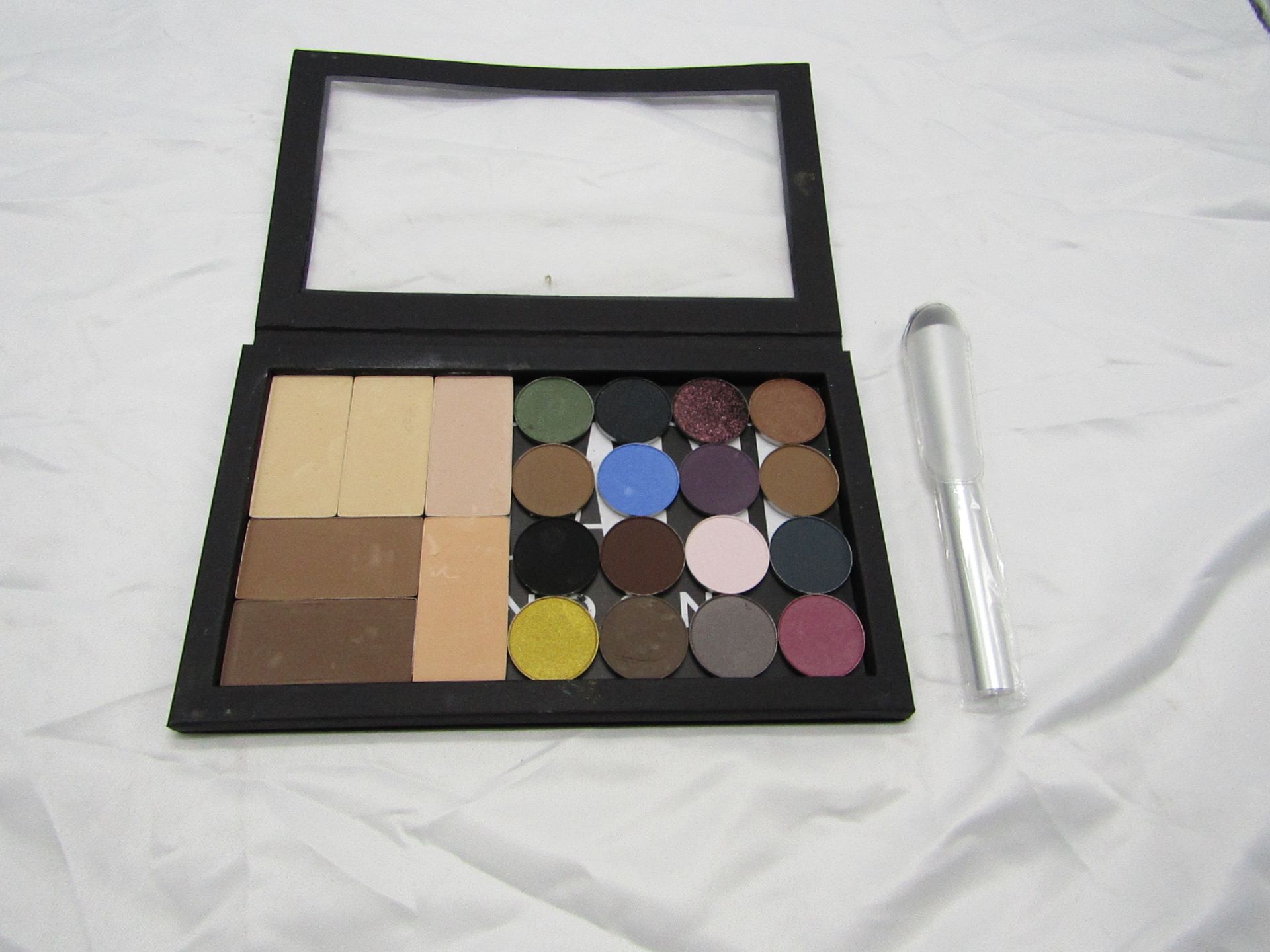 24-Piece Make-Up Set From Bleach London : 1x Make-Up Palette 1x Make-Up Brush 6x Contour Powders 16x