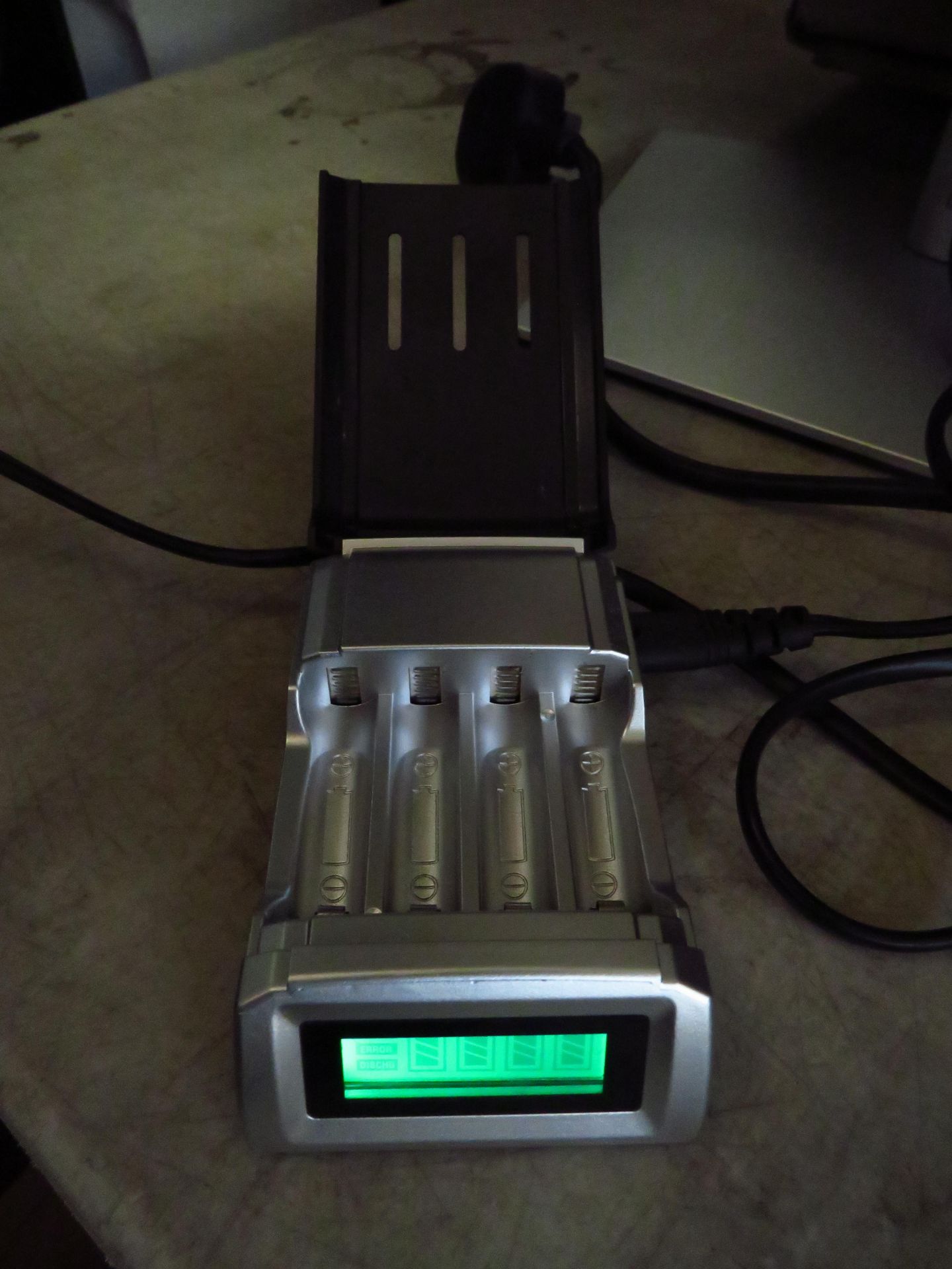 Digital Battery charger for both AAA and AA batteries the ideal Xmas money saver