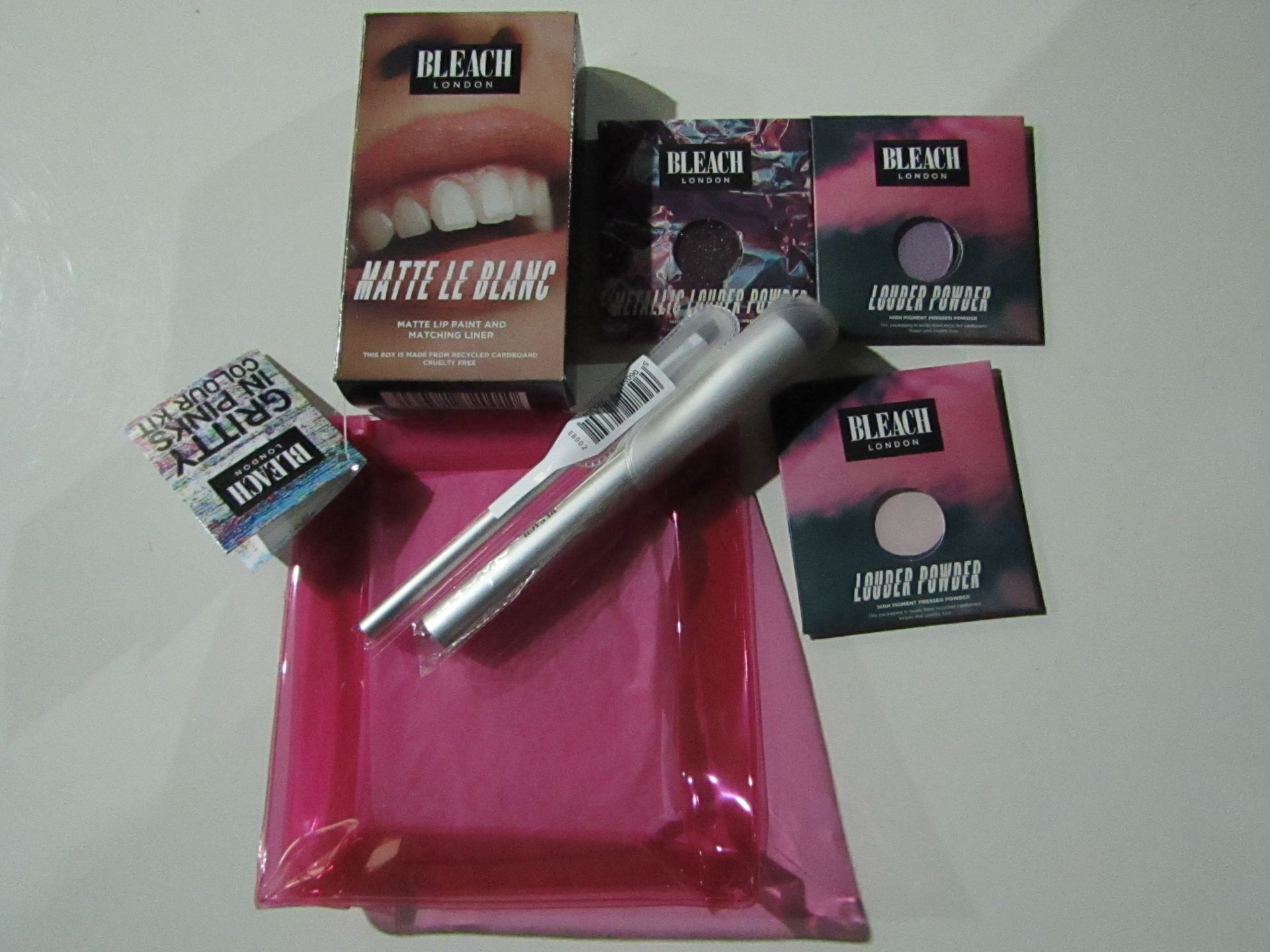 6-Piece Make-Up Set From Bleach London : 1x Mini Pink Make-Up Case 2x Various Make-Up Brushes 3x