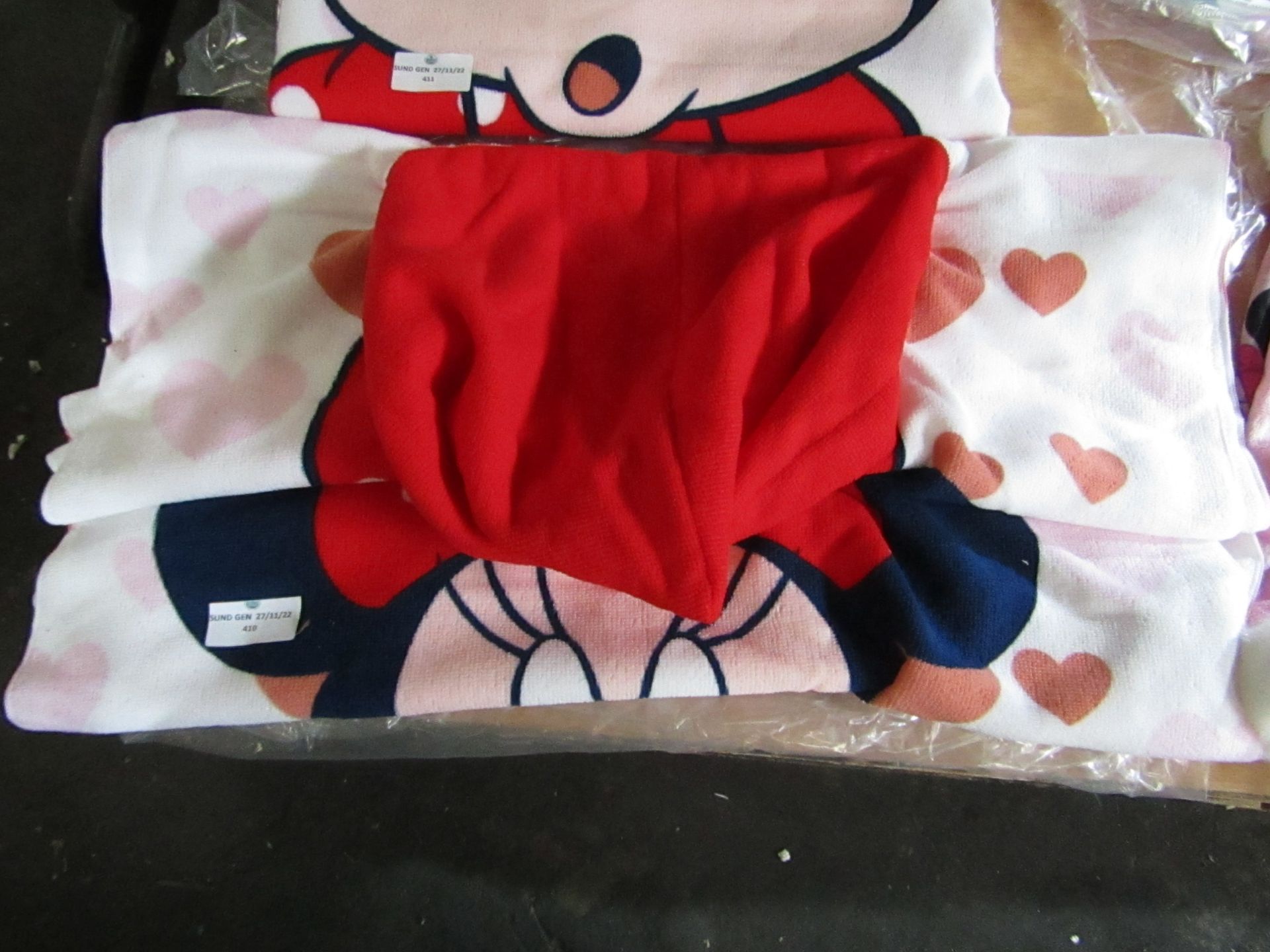 Minnie Mouse - Hooded Fleece Towel - Unused & Packaged.