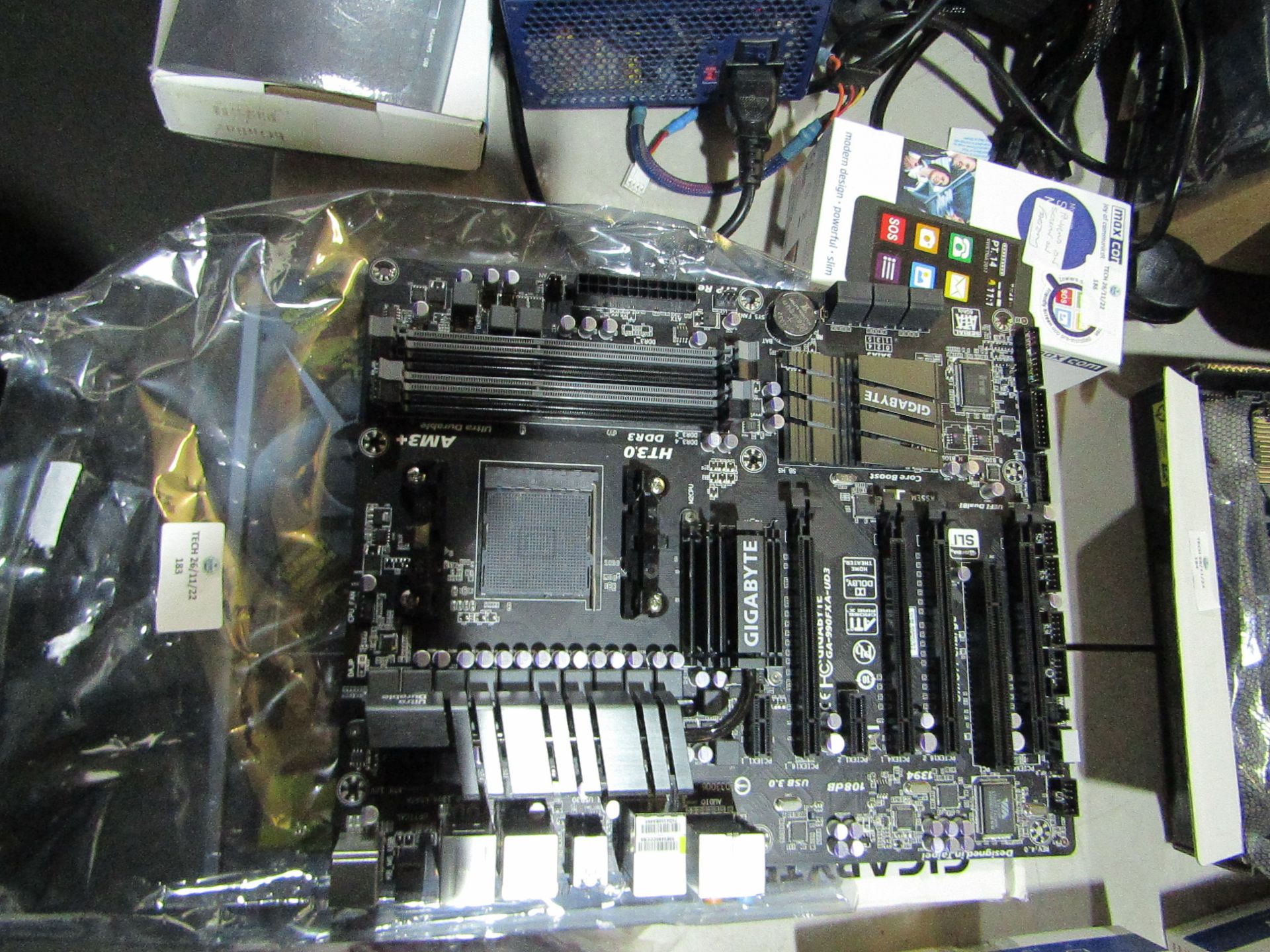 Gigabyte 990FXA-UD3 motherboard, unchecked, comes in original box