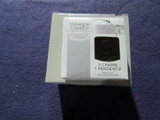 1x Box Containing : Yankee Candle - Car Palm Leaf Charm ( 72-Pcs - 18 Inner Packs Of 4 ) - All