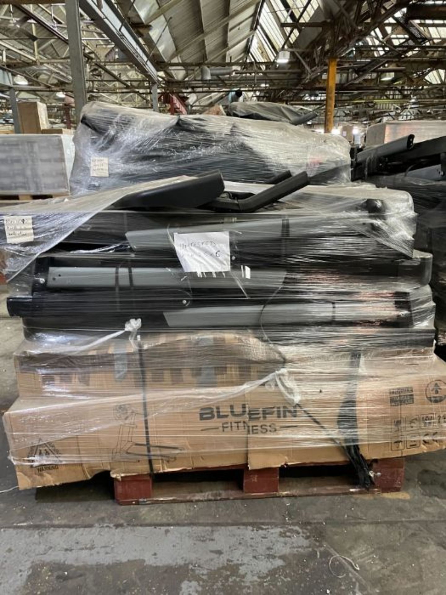 FULL LOAD!! Bluefin Fitness 82 x Kick 2.5 Treadmills UK Raw Customer Returns RRP £66k - Image 8 of 14