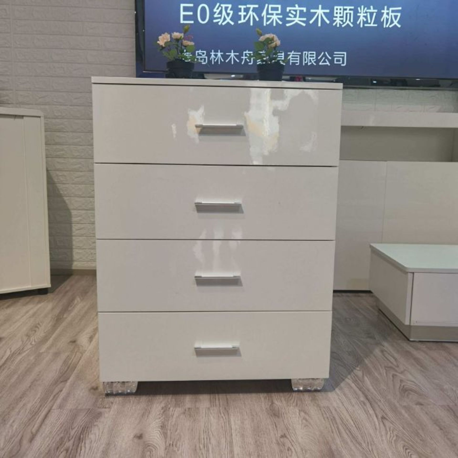 Chest of 4 drawers, new stock, High Gloss Front, Top , left and right Sides, Height: 96cm, Width