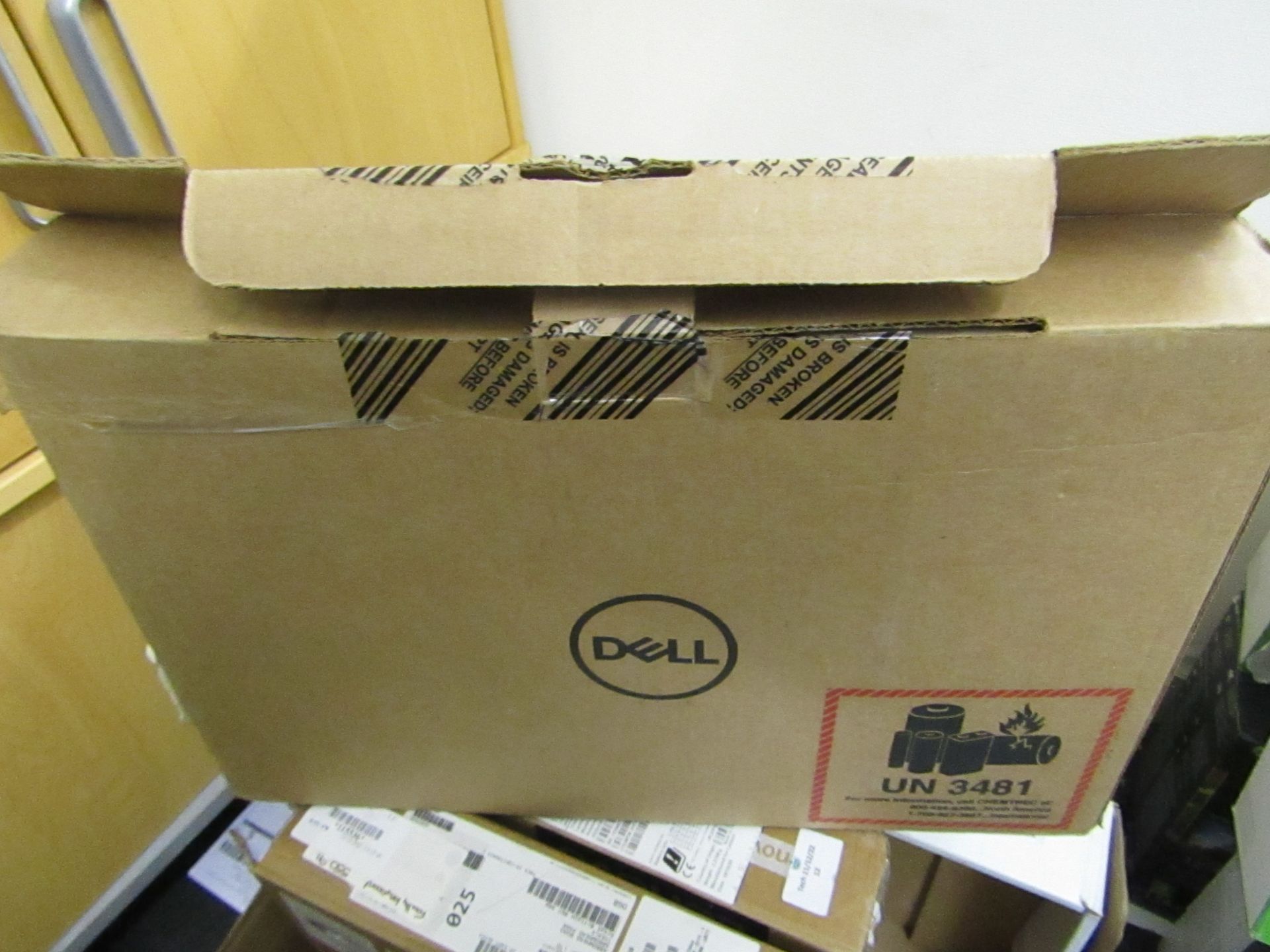 Dell latitude 7280 laptop, powers on and loads through to the home screen, comes in originalbox with - Image 3 of 3