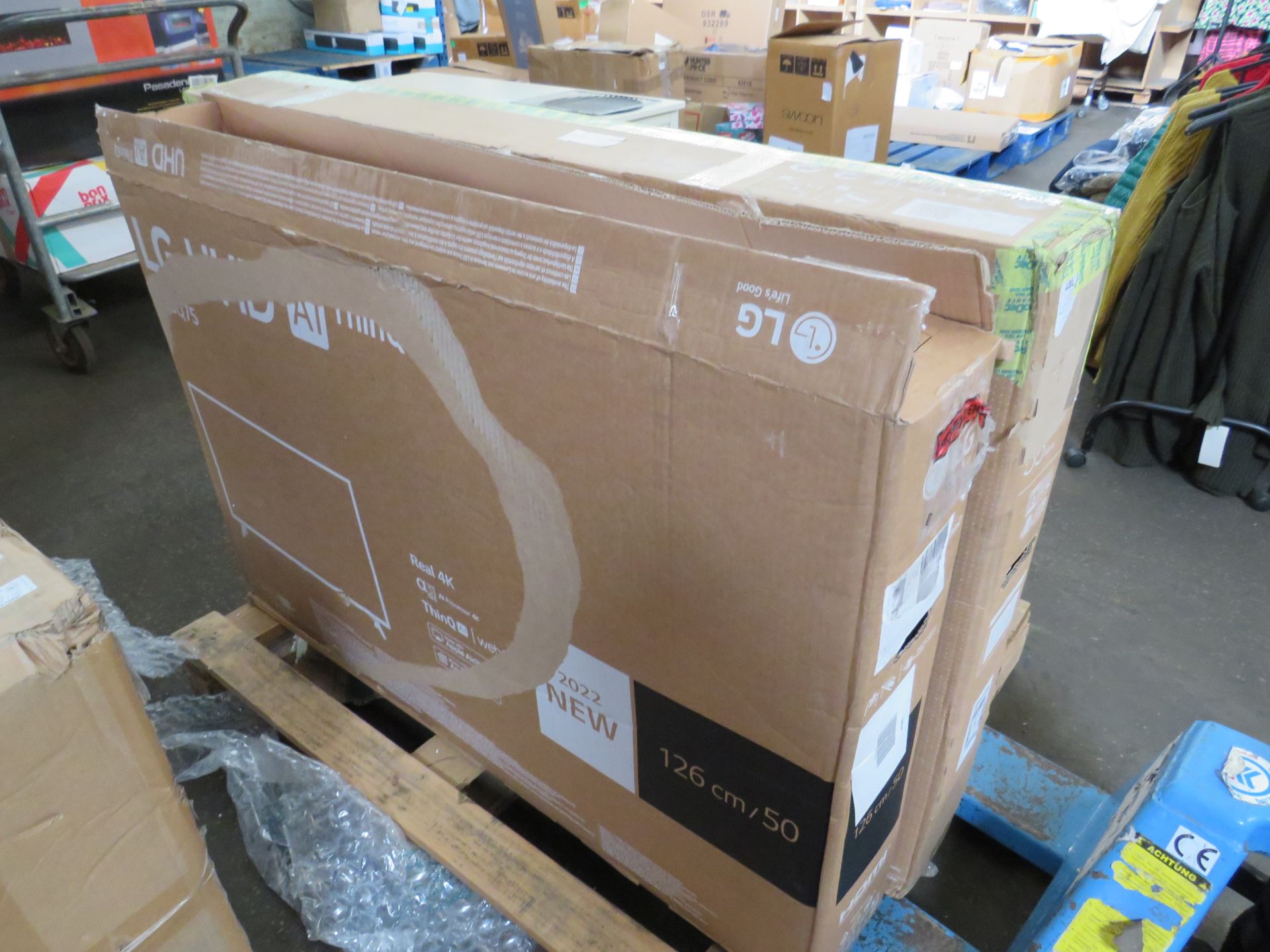 Pallet of 5x Smashed screen TV's and monitors from LG, Samsung, Lenovo and more - Image 2 of 2